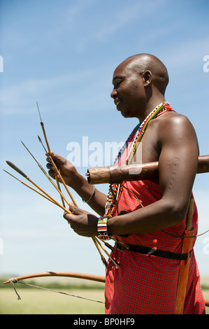 Au Kenya, le Masai Mara. Guide de Safari, Salaash,Ole Morompi démontre les différents conseils pour ses flèches. (MR) Banque D'Images