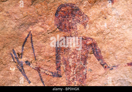 La Libye, Jebel Fezzan, Akakus. Une figure peinte est caché sur les murs d'Graibu, une des grottes du Wadi Teshuinat Banque D'Images
