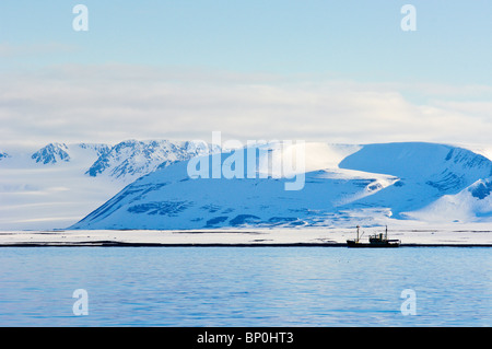 Bateau de pêche dans l'archipel de Svalbard, Norvège Woodfjord. Banque D'Images