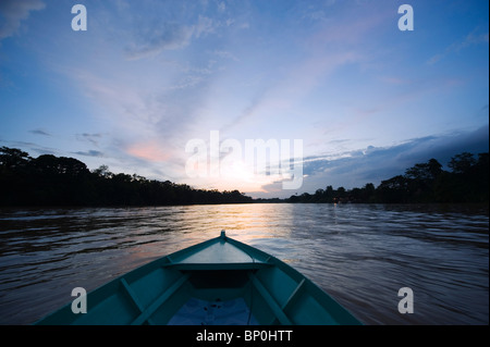 L'Asie du Sud, la Malaisie, Bornéo, Sabah, Sungai Kinabatangan River sunset Banque D'Images
