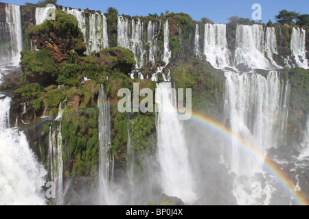 Chutes d'Iguazu avec arc-en-ciel sur une journée ensoleillée. La plus grande chute d'eau sur terre Banque D'Images