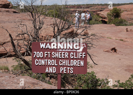 Inscrivez-vous pour les touristes d'avertissement attention aux 700 pieds des falaises dans la région de Canyon de Chelly, USA National Park, Arizona, Chinle, 16 juin, 2010 Banque D'Images