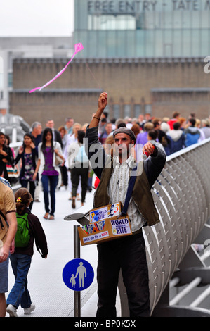 Le plus petit des mondes Kite Vendeur par Millennium Bridge, Londres Banque D'Images