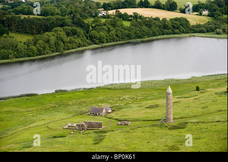 L'Irlande du Nord, Fermanagh, Enniskillen. L'établissement monastique et tour ronde sur l'île de Devenish dans Lower Lough Erne. Banque D'Images