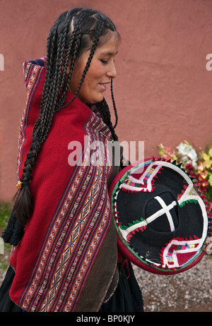 Le Pérou, une jeune femme en costume traditionnel indien avec de longs cheveux tressés. Banque D'Images