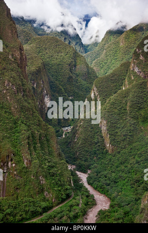 Le Pérou, la petite ville d'Aguas Calientes se niche dans une vallée profonde, à côté de la rivière Urubamba, à une courte distance de Machu Picchu. Banque D'Images