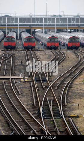 Londres trains tube stand stationnaire à Northfields Underground Train Depot. Photo par James Boardman Banque D'Images