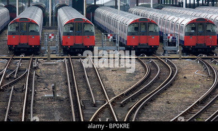 Londres trains tube stand stationnaire à Northfields Underground Train Depot. Photo par James Boardman Banque D'Images