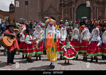 Pérou, danseurs masqués le jour de Noël à Cusco s Square, Plaza de Armas, la célébration de la Communauté andine L'Enfant Jésus, Nino Manuelito. Banque D'Images