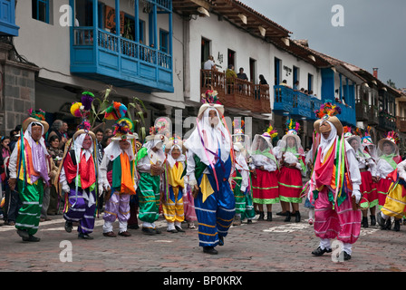 Pérou, danseurs masqués le jour de Noël à Cusco s Square, Plaza de Armas, la célébration de la Communauté andine L'Enfant Jésus, Nino Manuelito. Banque D'Images