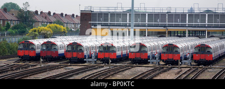 Londres trains tube stand stationnaire à Northfields Underground Train Depot. Photo par James Boardman Banque D'Images