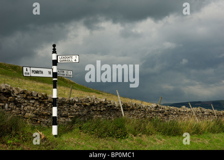 Signe de route sur Alston Moor, North Pennines, Cumbria, Angleterre, Royaume-Uni Banque D'Images