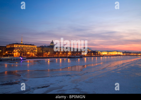 La Russie, Saint-Pétersbourg ; la dernière lumière sur la rivière Neva de Palais, la tour de l'amirauté et la coupole de la cathédrale Saint-Isaac Banque D'Images