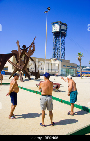 Jouer à la pétanque dans la plage de Barcelone à Barcelone, Catalogne, Espagne Banque D'Images