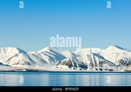 Sommets enneigés Woodfjord archipel du Svalbard, Norvège. Banque D'Images