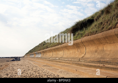 Sea wall Protection des dunes de sable de l'érosion de la côte à Waxham, Norfolk, Angleterre, Royaume-Uni. Banque D'Images