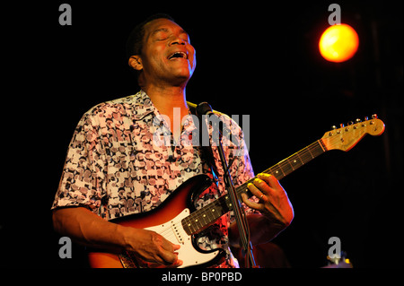 Robert Cray, chanteur de blues-rock musicien effectuant dans la scène principale de cadrage. Maryport Blues Festival, 2010. Cumbria, Angleterre Banque D'Images