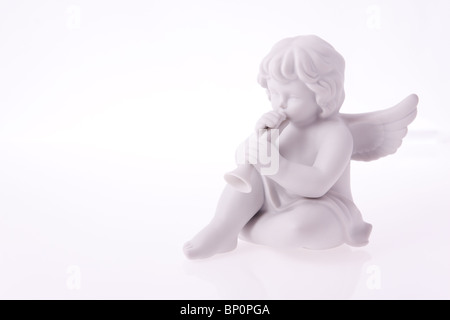 La macro photographie de figurine porcelaine d'angel à jouer de la trompette. Banque D'Images