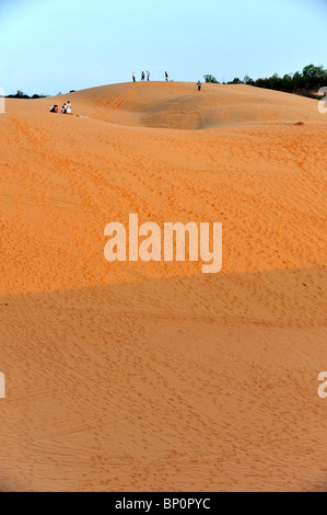 Dunes de sable rouge au lever du soleil. Mui Ne, Vietnam Banque D'Images