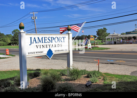 Entrée de Jamesport Winery de l'autre côté du chemin de ferme stand Harbes, Jamesport, north fork de l'est de Long Island NY Banque D'Images