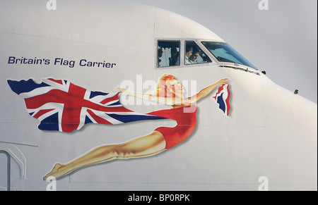 Un taxi les pilotes Virgin Atlantic Boeing 747- 400 sur les aéroports de Gatwick piste avant de décoller. Banque D'Images