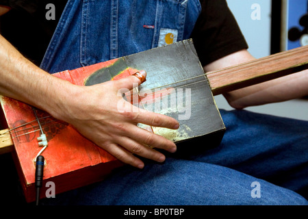 Libre de Nikolaj Andersen jouant ses instruments faits maison au cours de la scène Blues Bonanza 2010 Dundee,UK Banque D'Images