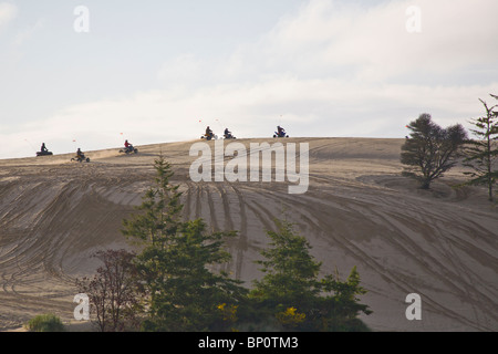 Les véhicules tout-terrain dans les dunes d'Umpqua dans l'Oregon Dunes National Recreation Area près de Coos Bay Oregon Banque D'Images