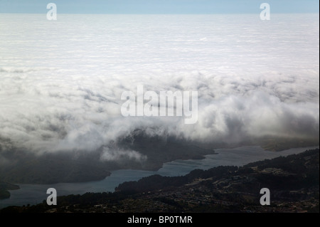 Vue aérienne de brouillard au-dessus du réservoir de Crystal Springs Comté de San Mateo en Californie