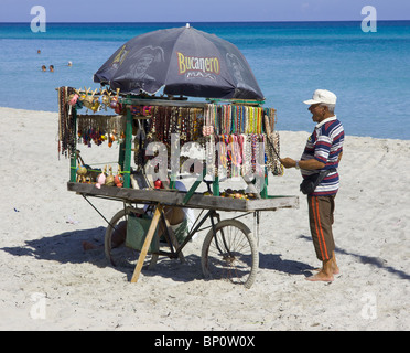 Beach Market stall vente de cadeaux et souvenirs à Cuba. Banque D'Images