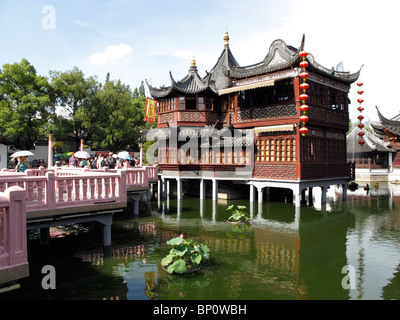 La Chine, Shanghai, jardins de Yuyuan et maison de thé Huxinting Banque D'Images