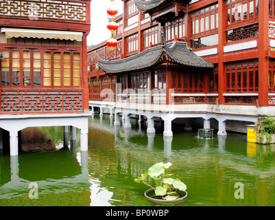 La Chine, Shanghai, jardins de Yuyuan et maison de thé Huxinting Banque D'Images