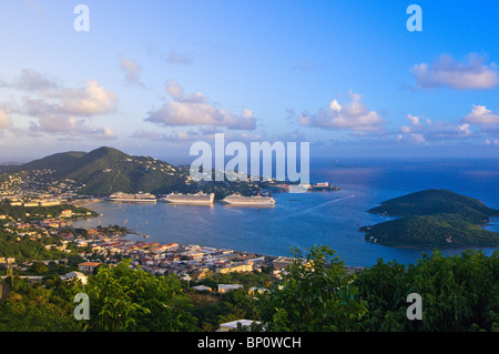 Les navires de croisière Saint Thomas à Charlotte Amalie, Îles Vierges des États-Unis, des Caraïbes. Banque D'Images