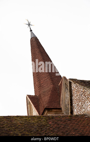 Sol carrelé spire sur un village anglais church Banque D'Images