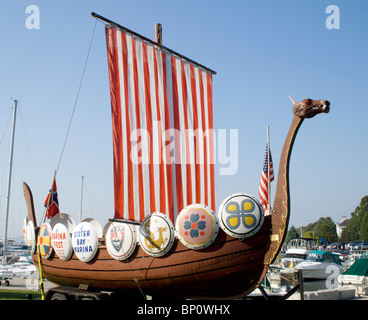 Une réplique de navire viking accoste à Sister Bay, Wisconsin. Le patrimoine scandinave navigue dans cette charmante ville au bord du lac. Banque D'Images