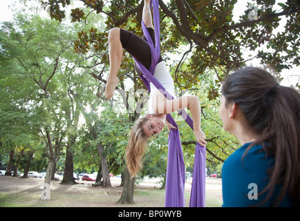 Deux jeunes femme faisant des acrobaties dans l'arbre Banque D'Images