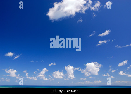Ciel bleu et nuages sur la mer des Caraïbes où il rencontre l'océan Atlantique, Puerto Rico Banque D'Images