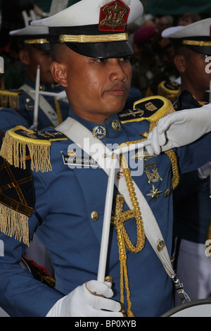 L'équipage de la marine indonésienne Sea Cadet, un membre de l'équipe de l'KRI Dewaruci. Marin Marcher en l'uniforme à l'Hartlepool 2010 Course des grands voiliers et Regatt Banque D'Images