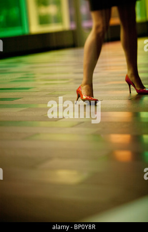 Les jambes de la femme marchant dans la rue, chaussures de talon Banque D'Images