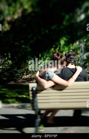 Couple d'amoureux assis sur un banc Banque D'Images