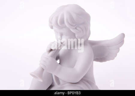 La macro photographie de figurine porcelaine d'angel à jouer de la trompette. Banque D'Images