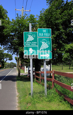 Signes sur la route des vins de l'embranchement nord de l'est de Long Island NY Banque D'Images