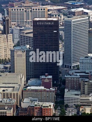 Vue aérienne au-dessus de la tour de la compagnie d'assurance équitable Grady Memorial Hospital Atlanta Géorgie Banque D'Images