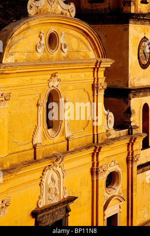 Le soleil qui brille sur la façade avant de Chiesa San Gennaro le long de la côte amalfitaine, Praiano Italie Campanie Banque D'Images