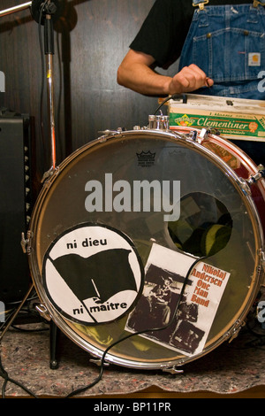 Libre de Nikolaj Andersen jouant son tambour commandé par pied au cours de la Dundee Blues Bonanza 2010,UK Banque D'Images