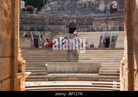 Merida, Badajoz Province, Espagne. Le théâtre romain construit au premier siècle avant J.-C.. Les touristes profitant d'une visite guidée et conférence. Banque D'Images