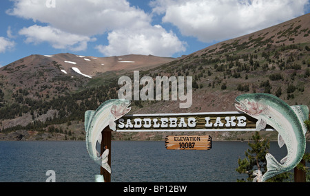 Sacoches Lake dans l'Est de la Sierra Nevada en Californie, où les visiteurs peuvent pêcher ou en ferry en voiture pour 20 lacs Banque D'Images