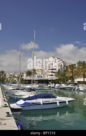 Bateaux au mouillage dans le port de plaisance de Moraira avec pueblo en arrière-plan Banque D'Images