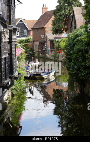 Les touristes en attendant le début d'un tour sur le fleuve Stour à Canterbury Kent. Banque D'Images