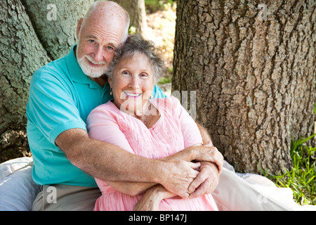 Beau couple dans l'amour, sous un arbre. Banque D'Images