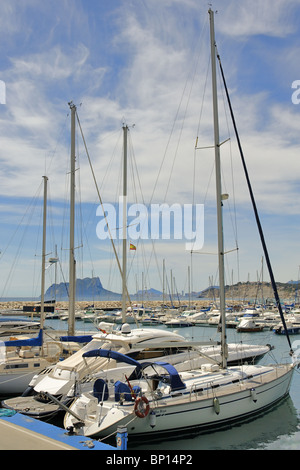 Bateaux au mouillage dans le port de plaisance de Moraira avec Penon de Ifach en arrière-plan Banque D'Images